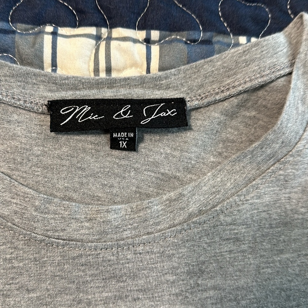 Cute tee! - Picture 2 of 2